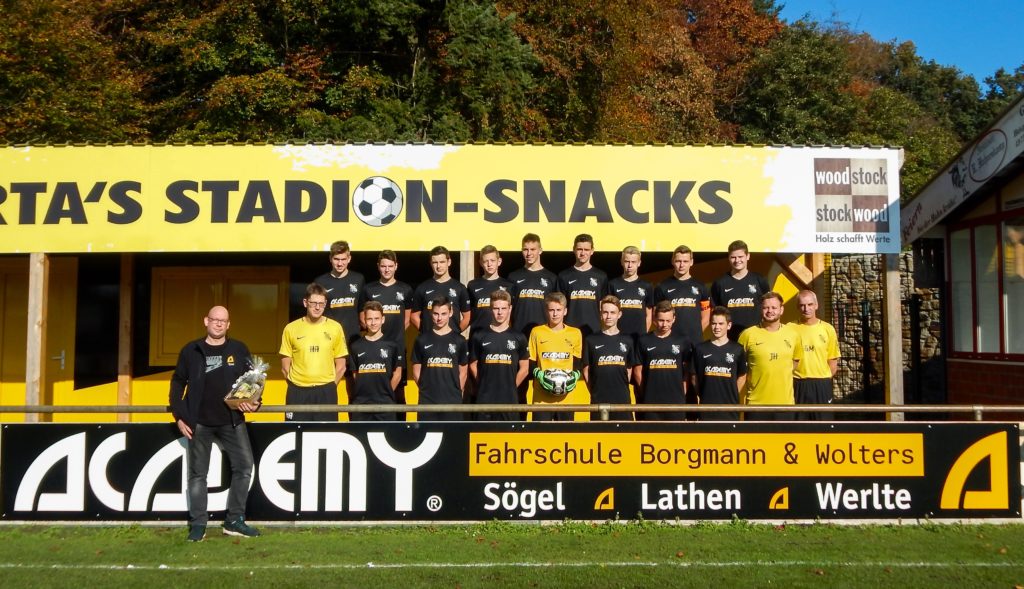 Foto: Sponsor & Geschäftsführer Timo Borgmann mit dem B1-Kader