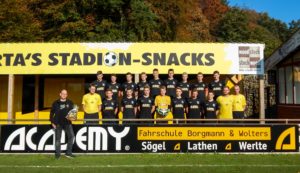 Foto: Sponsor & Geschäftsführer Timo Borgmann mit dem B1-Kader